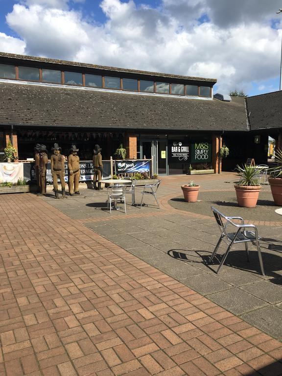 Warrington Motel, J20 M6 Lymm Services Eksteriør billede